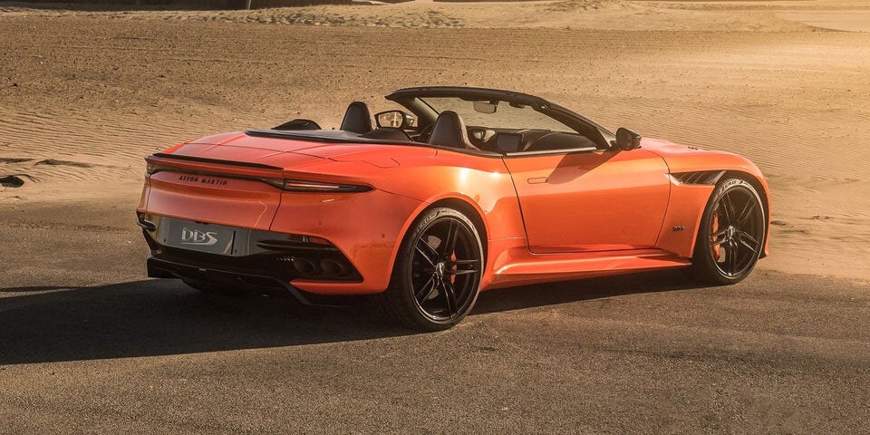 DBS Superleggera Volante greift an