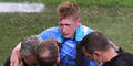 Kevin de Bruyne (Manchester City) wird nach einem Zusammenprall vom Feld begleitet.