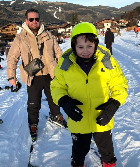 Volksmusiksänger sieht zu, wie Dieb seinen BMW mit Kindern auf Rückbank klaut