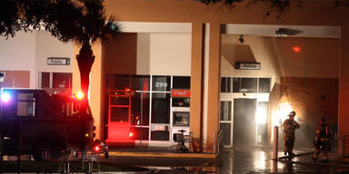 Flugzeug stürzt in Einkaufszentrum 