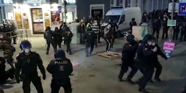 Polizisten bei Demo