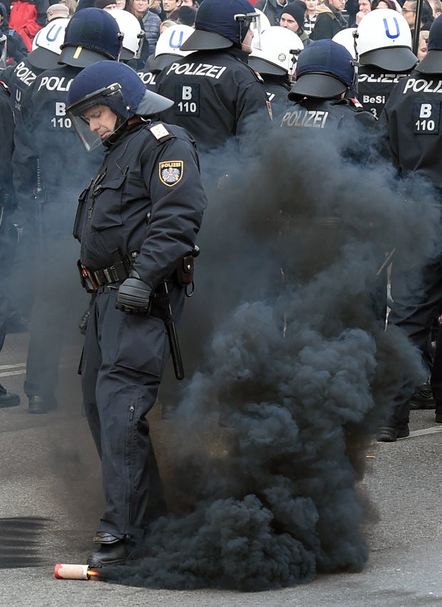Rauch-Bomben bei Anti-Identitären-Demo