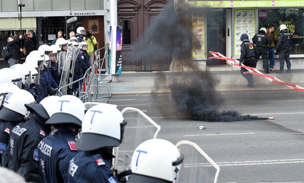 Rauch-Bomben bei Anti-Identitären-Demo