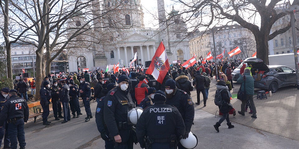 Zwei verletzte Polizisten bei Corona-Demo