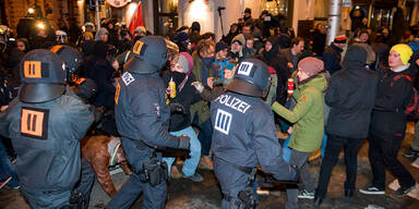 Rechter Ball: Tausende bei Demos