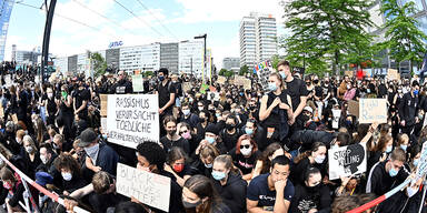 93 Festnahmen bei Ausschreitungen von Demonstranten in Berlin
