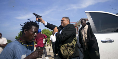 Senator schie&szlig;t bei Protest auf Demonstranten