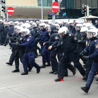 Krawalle bei Identitären-Demo in Wien