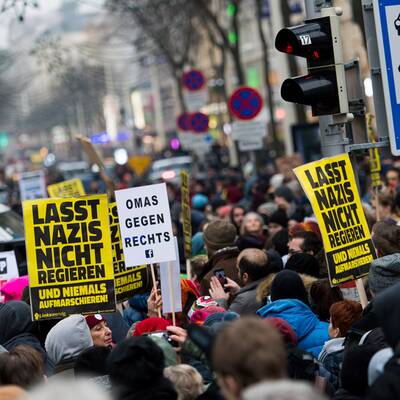 Mega-Demo gegen Schwarz-Blau