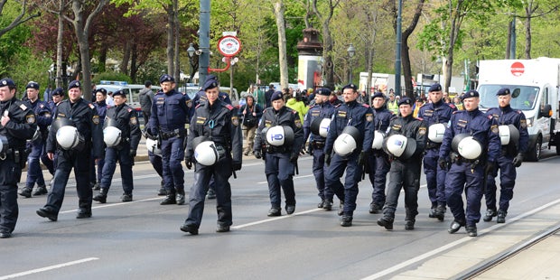 Rauch-Bomben bei Anti-Identitären-Demo