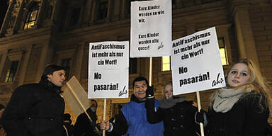 Tausende bei Demo am Heldenplatz