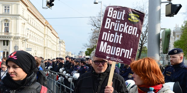 Rauch-Bomben bei Anti-Identitären-Demo
