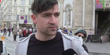 Identit&auml;ren-Chef Sellner auf der illegalen Corona-Demo