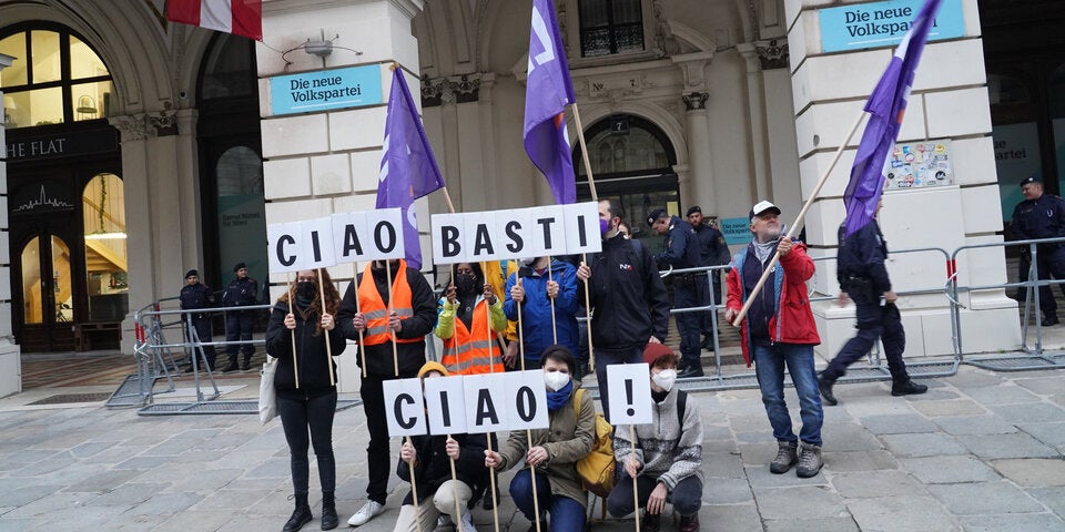 Mehr als Tausend bei Anti-Kurz-Demo vor ÖVP-Zentrale