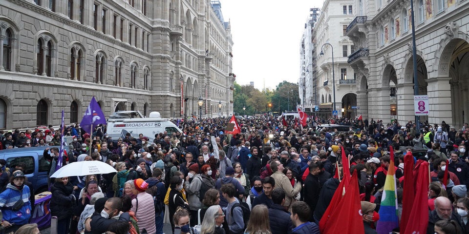 Mehr als Tausend bei Anti-Kurz-Demo vor ÖVP-Zentrale