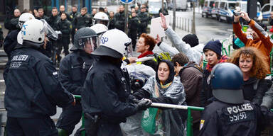 Demonstranten blockieren EZB