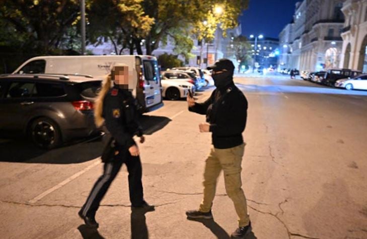 Linke Demo: Polizei riegelt Politiker-Weinbar völlig ab