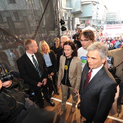 Viele Politiker zeigen sich mit den Demonstranten