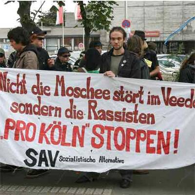 Attacke von links auf Demo von rechts