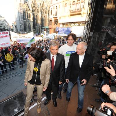 Viele Politiker zeigen sich mit den Demonstranten