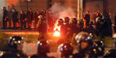 15.000 protestieren gegen Festnahme von Karadzic