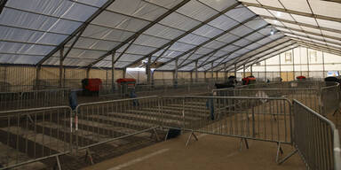 Rechte demonstrieren vor leerer Grenze 