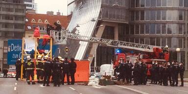 Autogegner sorgen mit blockierter Brücke für Chaos
