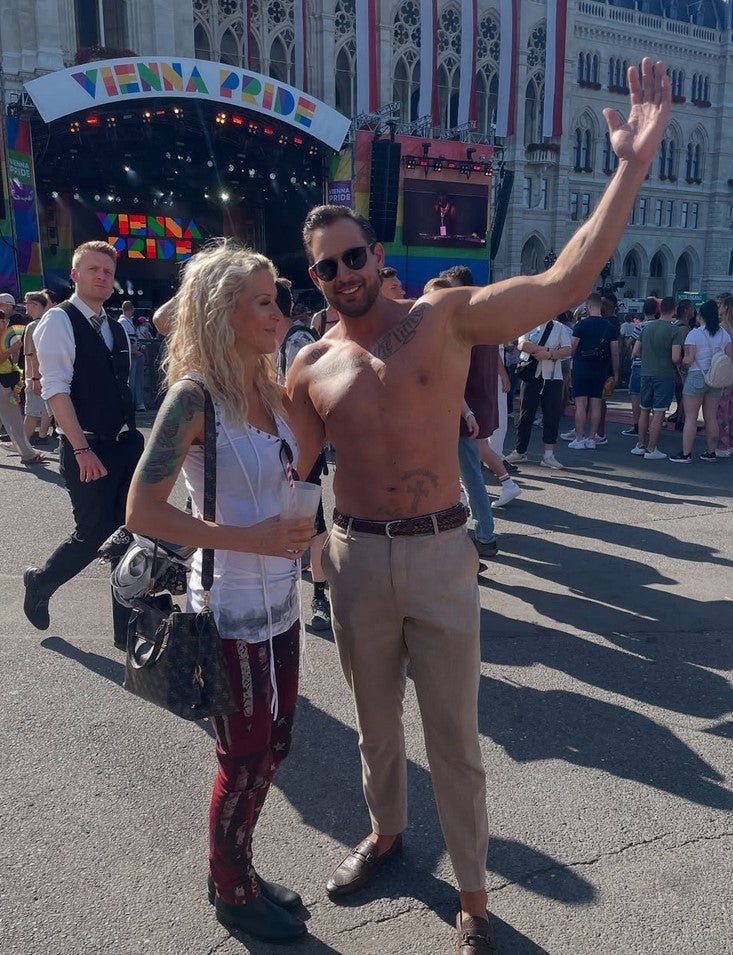 Simone Lugner bekommt die Muskeln des Mister Austria präsentiert.