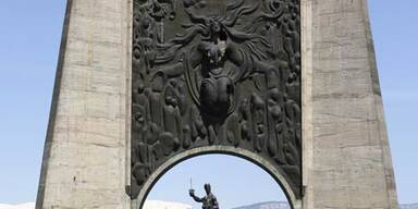 Sowjetdenkmal gesprengt - zwei Tote