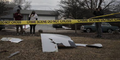 Triebwerk explodiert: Flugzeugteile krachen in Wohngebiete
