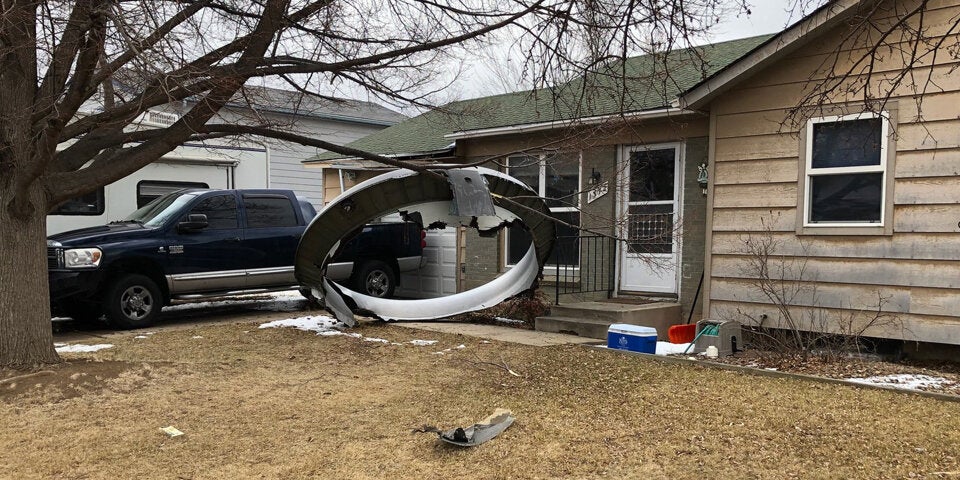 Triebwerk explodiert: Flugzeugteile krachen in Wohngebiete