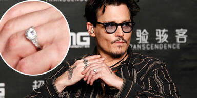 Johnny Depp zeigt seinen Verlobungsring