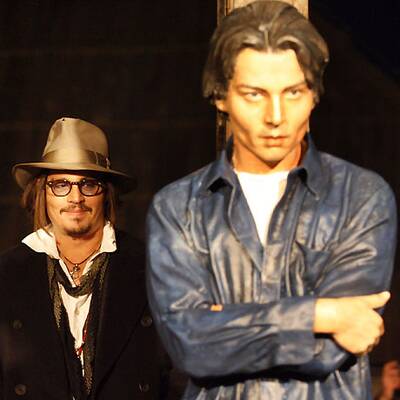 Johnny Depp enthüllt Statue von sich