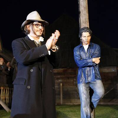 Johnny Depp enthüllt Statue von sich