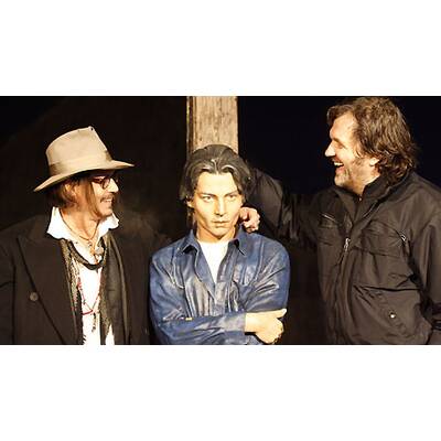 Johnny Depp enthüllt Statue von sich