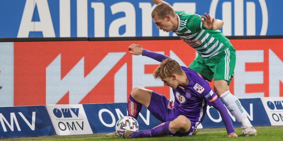 Voller Einsatz: Im Wiener Derby wird um jeden Zentimeter gekämpft