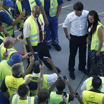 DFB-Helden in Frankfurt empfangen