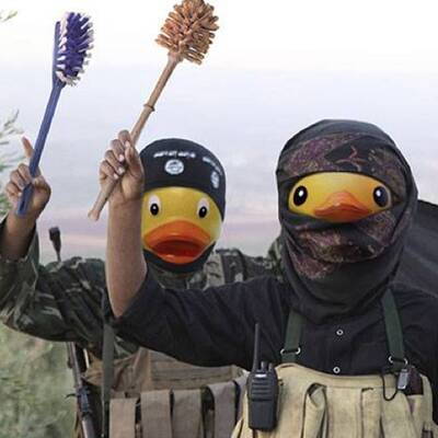 IS-Kämpfer als Quietsche-Entchen