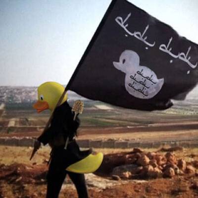 IS-Kämpfer als Quietsche-Entchen