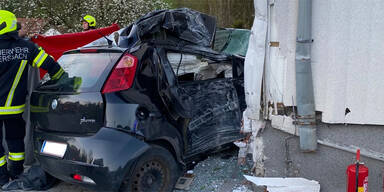 19-J&auml;hriger prallt mit Auto gegen Wohnhaus - tot
