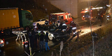 Ein Toter bei Crash mit Lkw