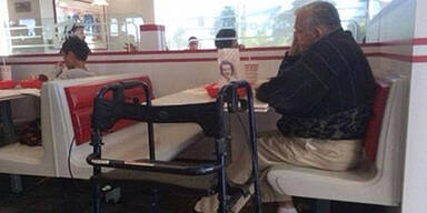 Mann geht mit toter Gattin essen