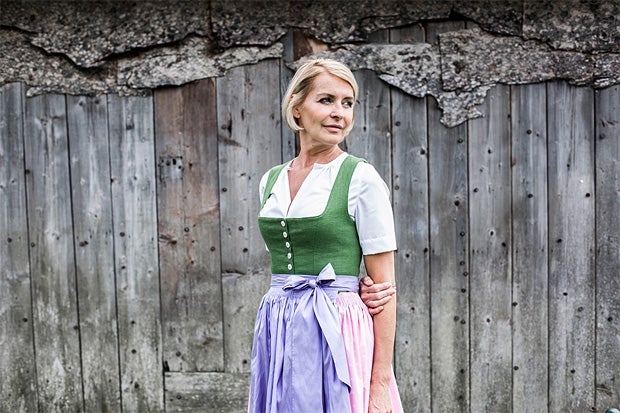 Aussseer Dirndl mit Seidenschürze lila von PlatzHirsch
