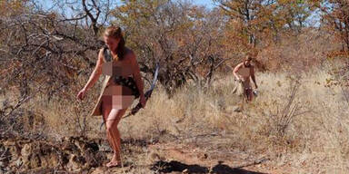 Zwillinge mit Nackt-Challenge in der Wildnis