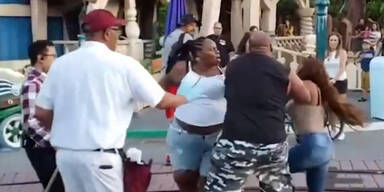 Brutale Schl&auml;gerei vor Kindern in Disneyland