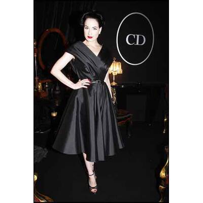 Evan Rachel Wood verwandelt sich in Dita von Teese