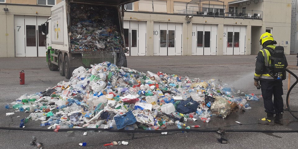 KÄRNTEN: MÜLLWAGEN MIT BRENNENDER LADUNG FUHR BEI VILLACHER FEUERWEHR VOR