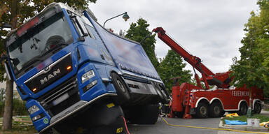 LKW KIPPTE IN WIEN-FLORIDSDORF AUF ZWEI AUTOS