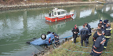 Auto landet im Wiener Donaukanal
