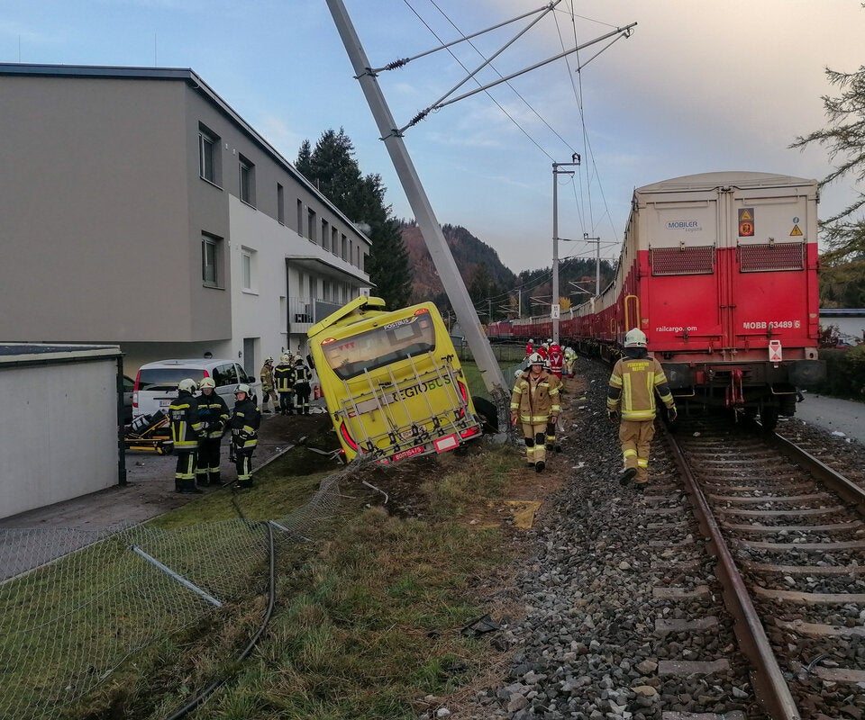 Nach Crash mit Güterzug: Busfahrer in Klinik gestorben